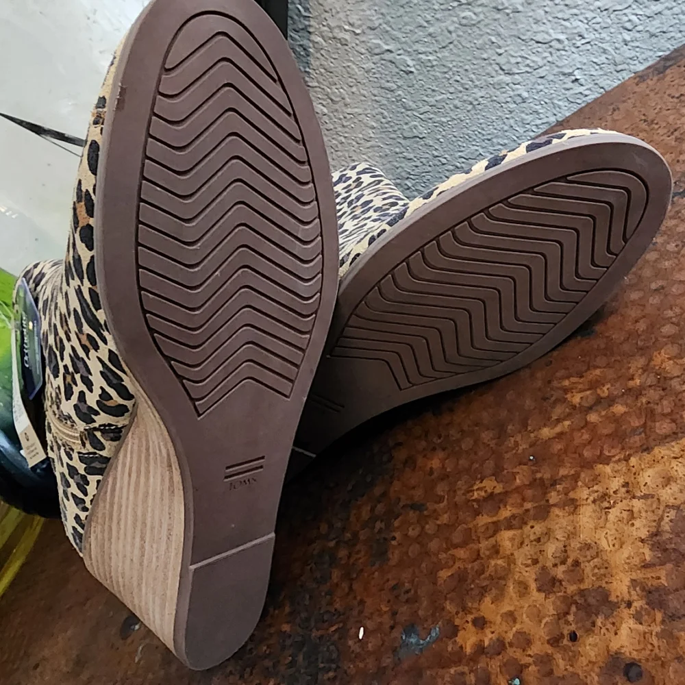 TOMS Sadie Suede Wedge in Leopard
